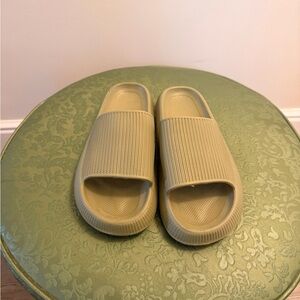 Sage green textured foam slides US size 9/10 NEW